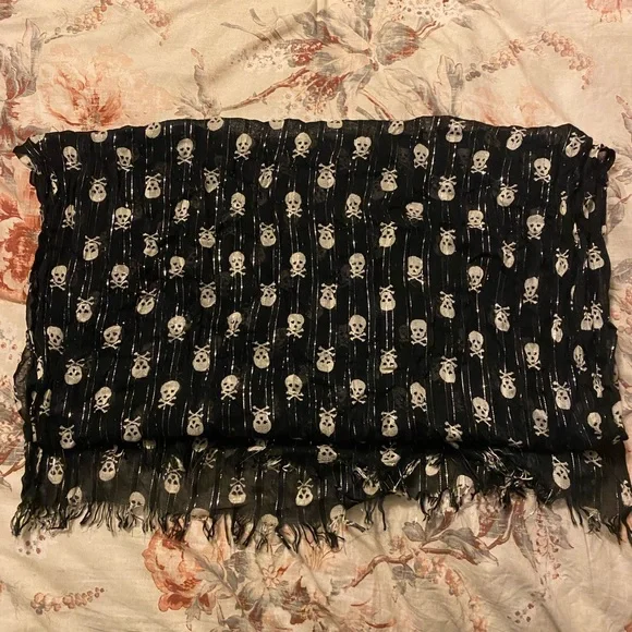 3/$15 Black scarf with off white skulls by Madden Girl - Picture 2 of 5